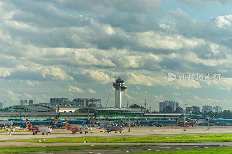 Tan Son Nhat国际机场的景色，空中交通管制塔(ATC)和许多飞机在日落